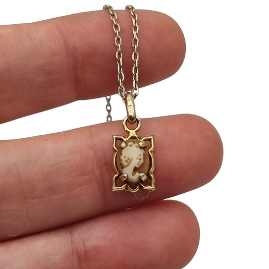 Colgante camafeo de concha y cadena de plata 925, Europa, siglo XX
