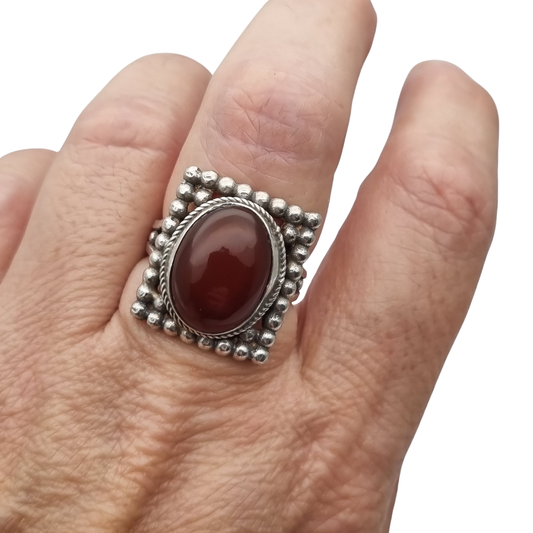 Anillo boho vintage de plata con cornalina e inspiración orgánica y estética étnica, circa 1950-1960