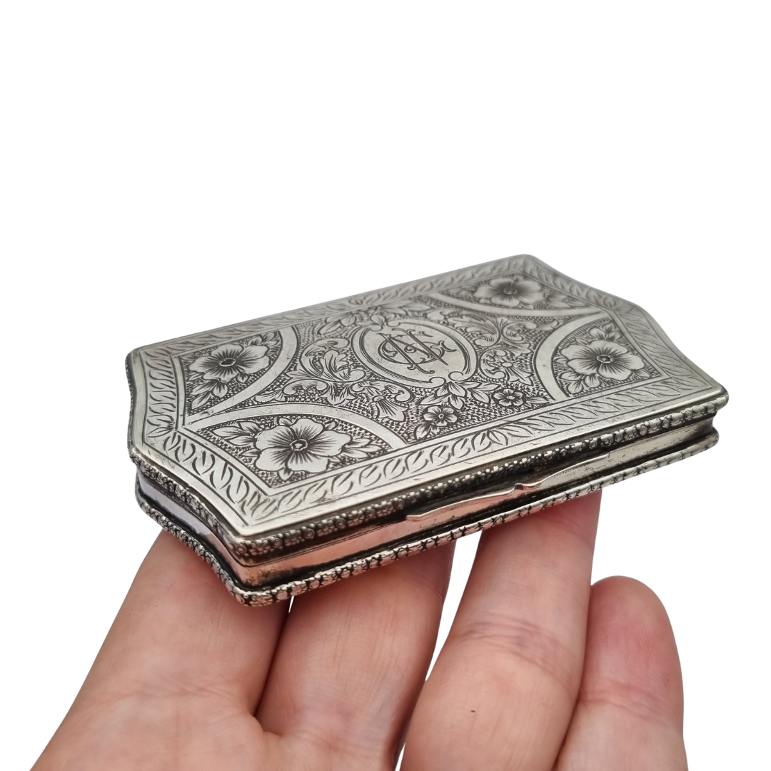 Caja rectangular Art Nouveau en plata 800, Europa, circa 1910, decoración floral grabada y monograma central