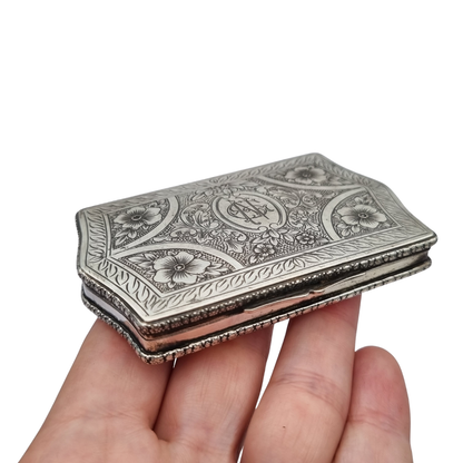 Caja rectangular Art Nouveau en plata 800, Europa, circa 1910, decoración floral grabada y monograma central