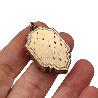 Victorian locket in gilt metal, engraved in the shape of a shield, circa 1900