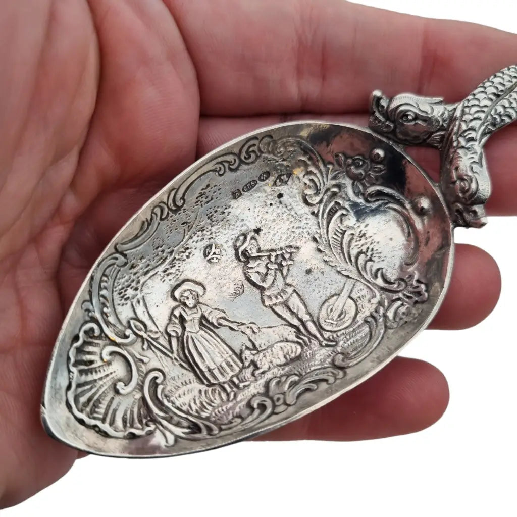 Cuchara de Plata Antigua plata muy decorada San Jorge y el Dragón Escena