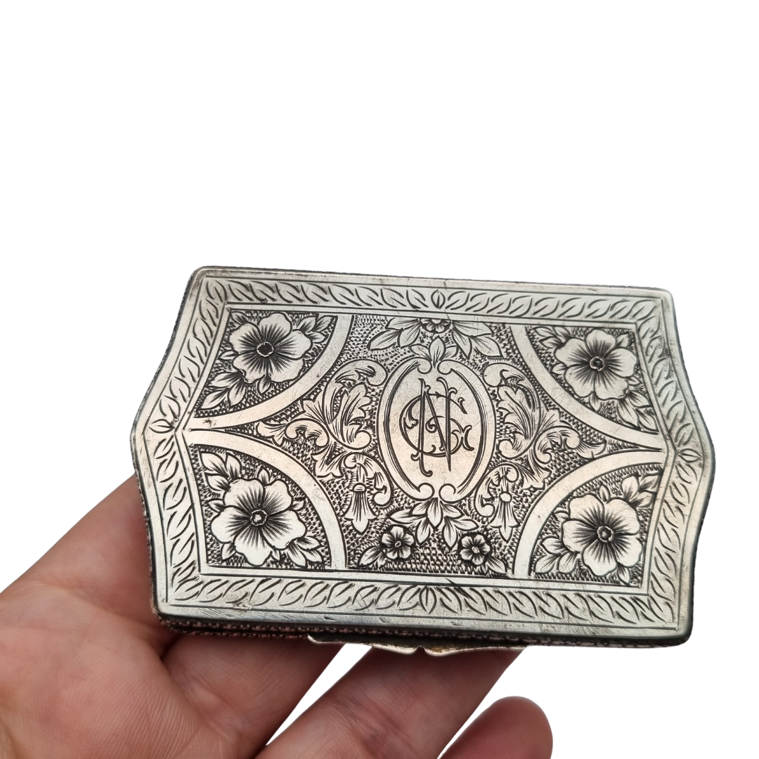 Caja rectangular Art Nouveau en plata 800, Europa, circa 1910, decoración floral grabada y monograma central