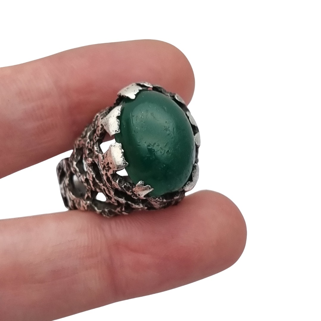 Anillo brutalista de plata texturizada con cabujón verde diseño orgánico circa 1970