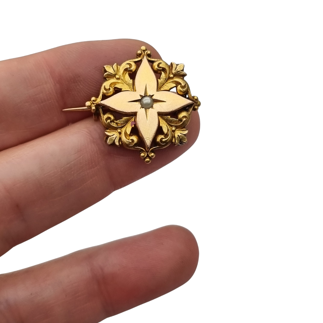 Broche de cuello victoriano FIX en oro laminado y perla central, Francia circa 1900