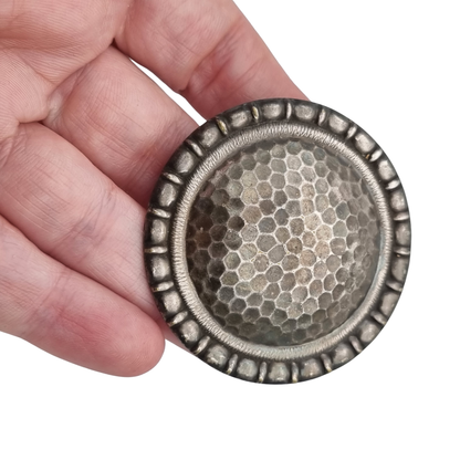 Broche vintage brutalista de metal con relieve alveolado, Europa, ca. 1970