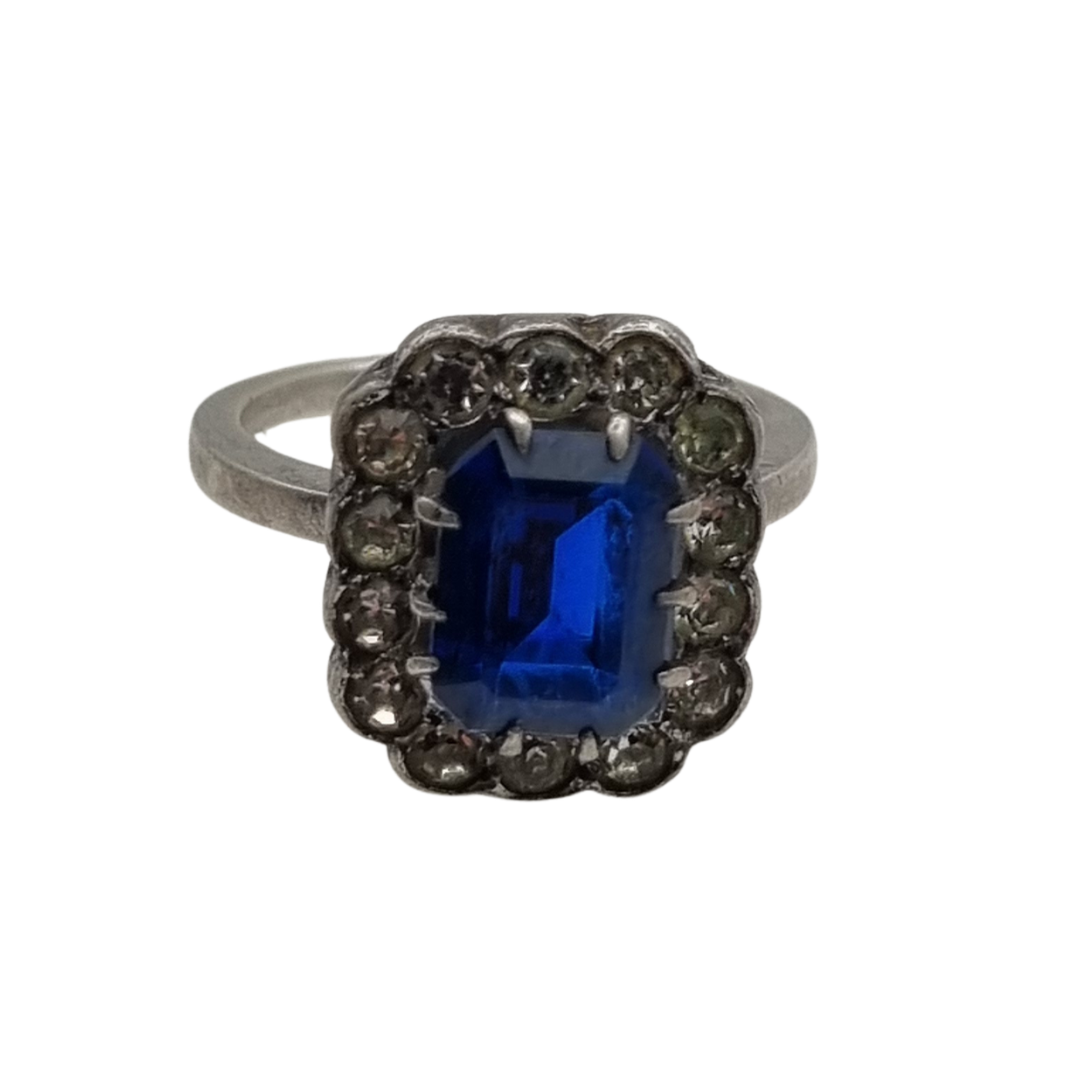 Anillo Pompadour de plata con strass azul y blanco, estilo Princesa Diana. Francia, circa 1950