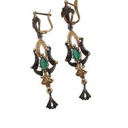 Pendientes vintage lágrima de plata estilo victoriano y piedra calcedonia verde.