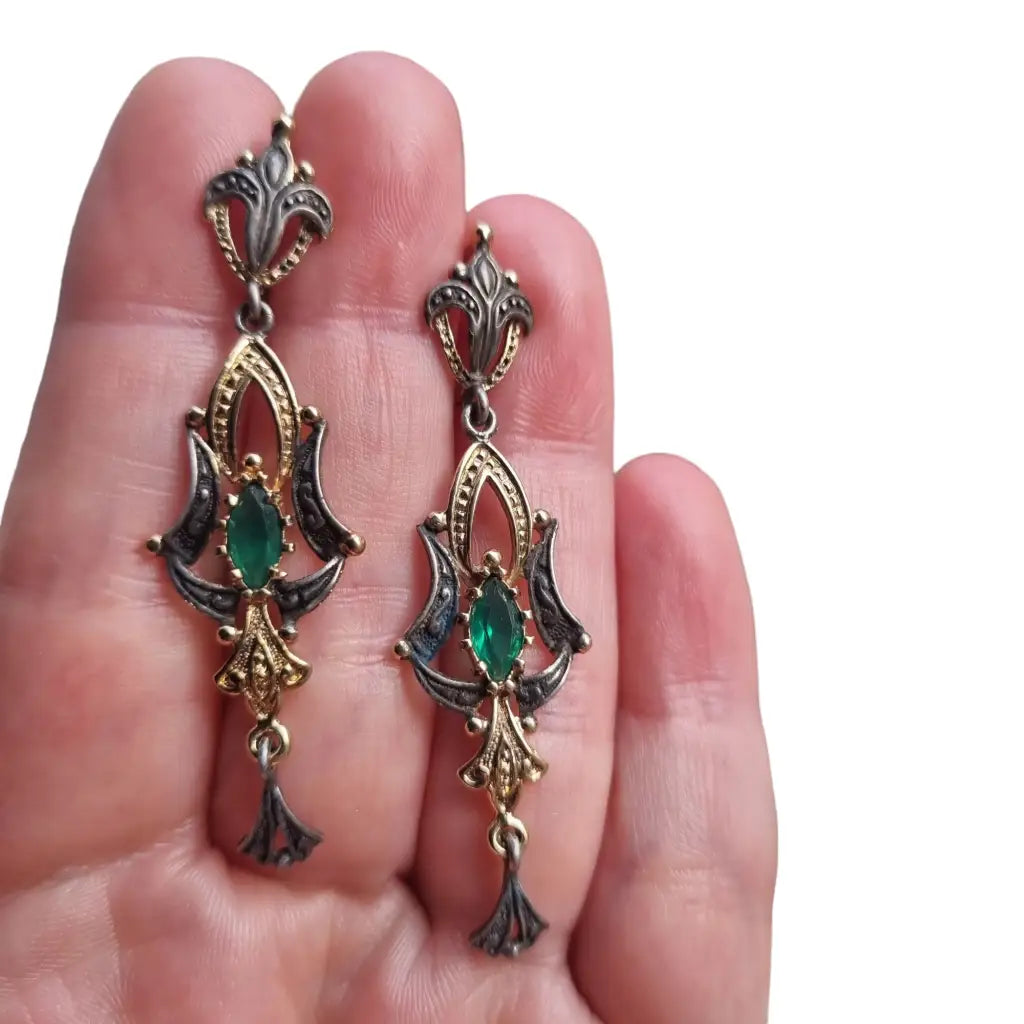 Pendientes vintage lágrima de plata estilo victoriano y piedra calcedonia verde.