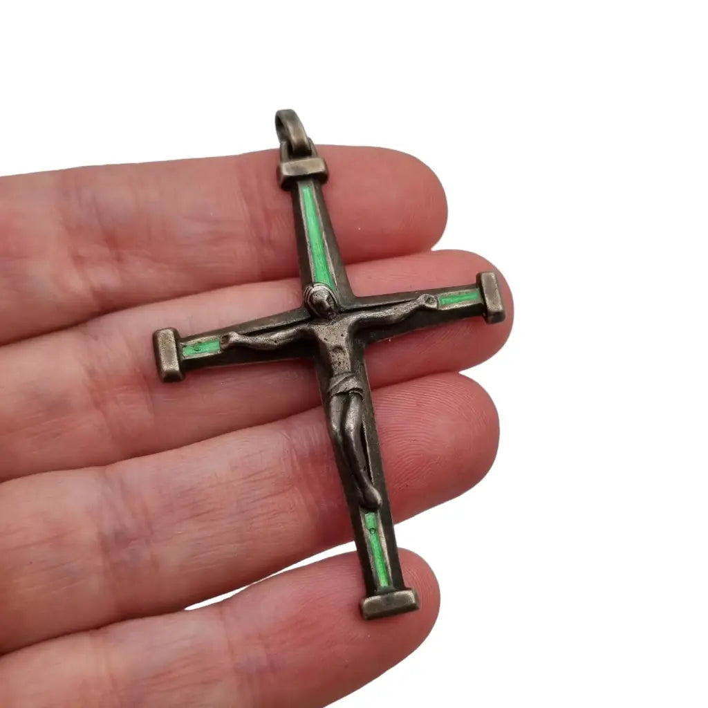 Cruz de plata antigua con esmalte verde colgante crucifijo. - LaBizarreSusu