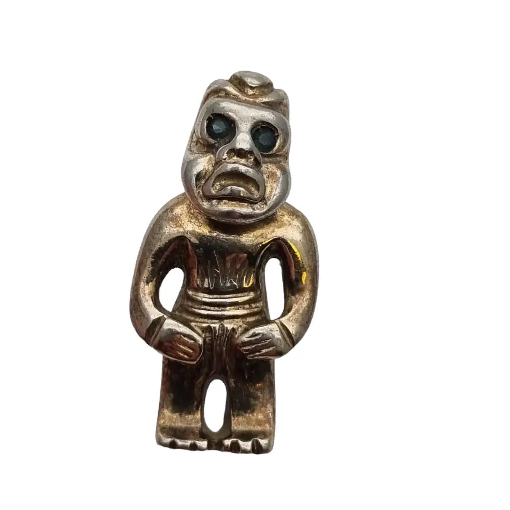 Colgante dios tiki maorí de plata con ojos piedra verde joyeria étnica.