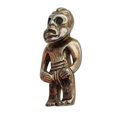 Colgante dios tiki maorí de plata con ojos piedra verde joyeria étnica.