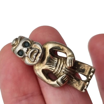 Colgante dios tiki maorí de plata con ojos piedra verde joyeria étnica.