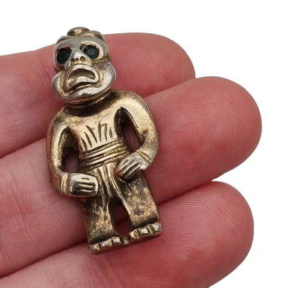 Colgante dios tiki maorí de plata con ojos piedra verde joyeria étnica.