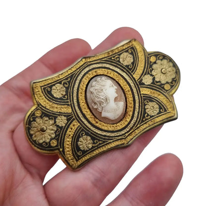 Broche damasquinado antiguo de oro toledano con camafeo los años 40.