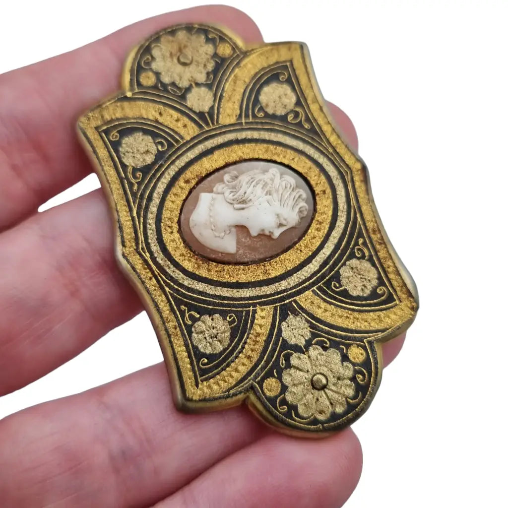 Broche damasquinado antiguo de oro toledano con camafeo los años 40.