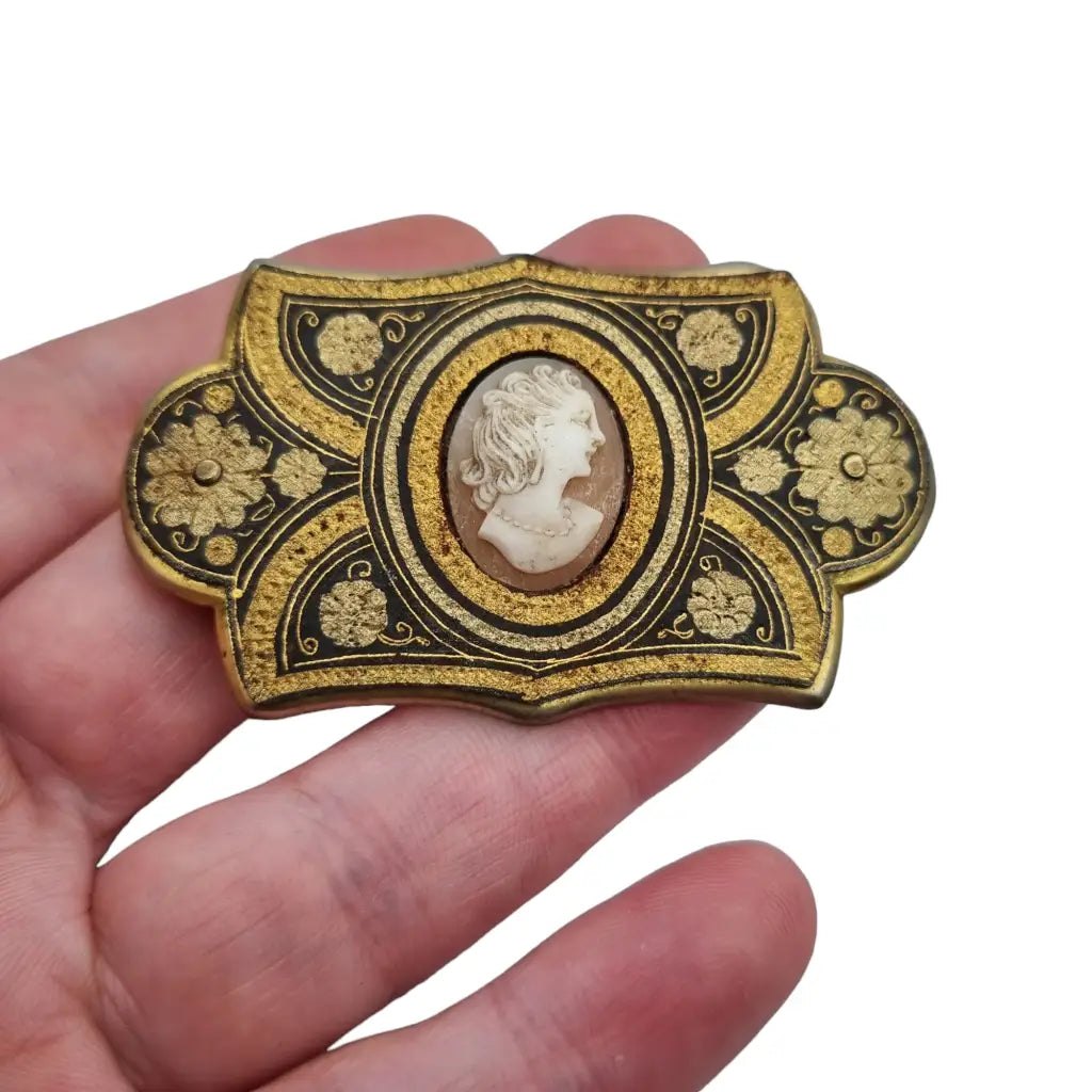 Broche damasquinado antiguo de oro toledano con camafeo los años 40.