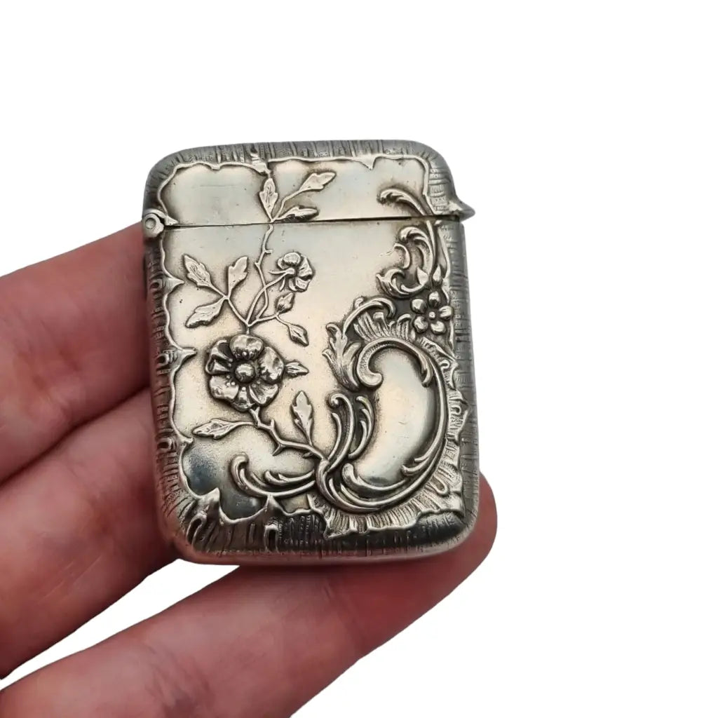 Antigua caja de cerillas art nouveau plata con decoración floral circa 1900.