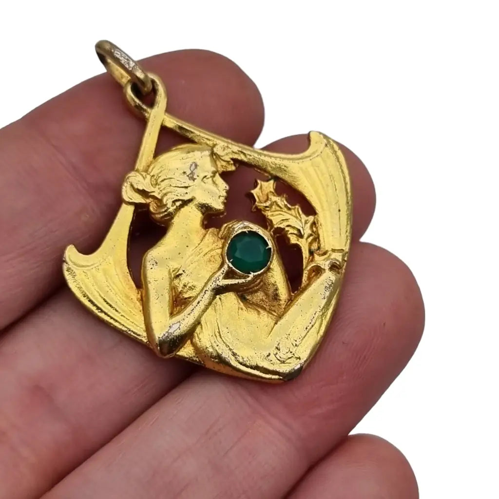 Colgante art nouveau en plata dorada con mujer y piedra verde estilo modernista