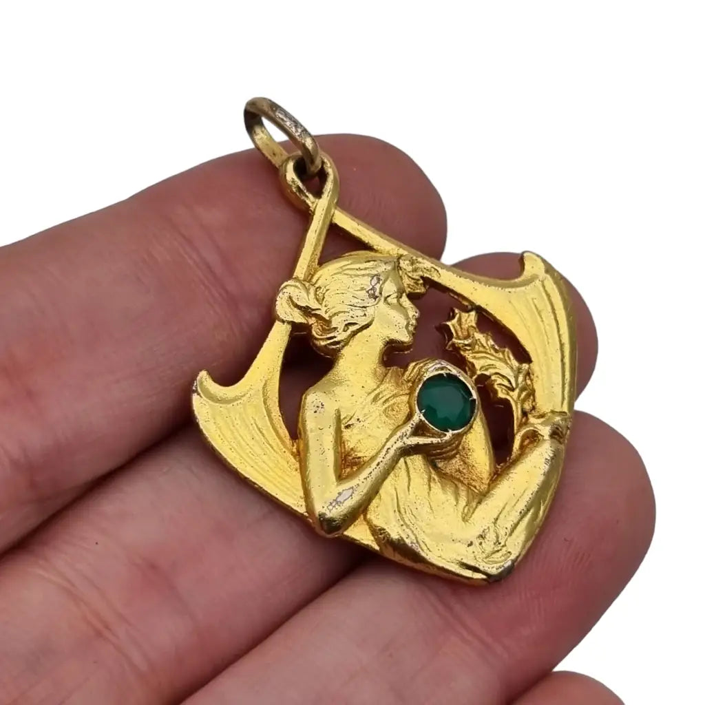 Colgante art nouveau en plata dorada con mujer y piedra verde estilo modernista