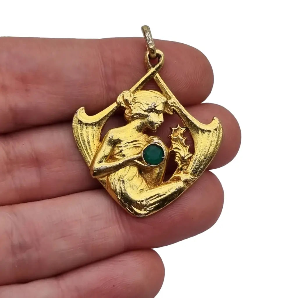 Colgante art nouveau en plata dorada con mujer y piedra verde estilo modernista