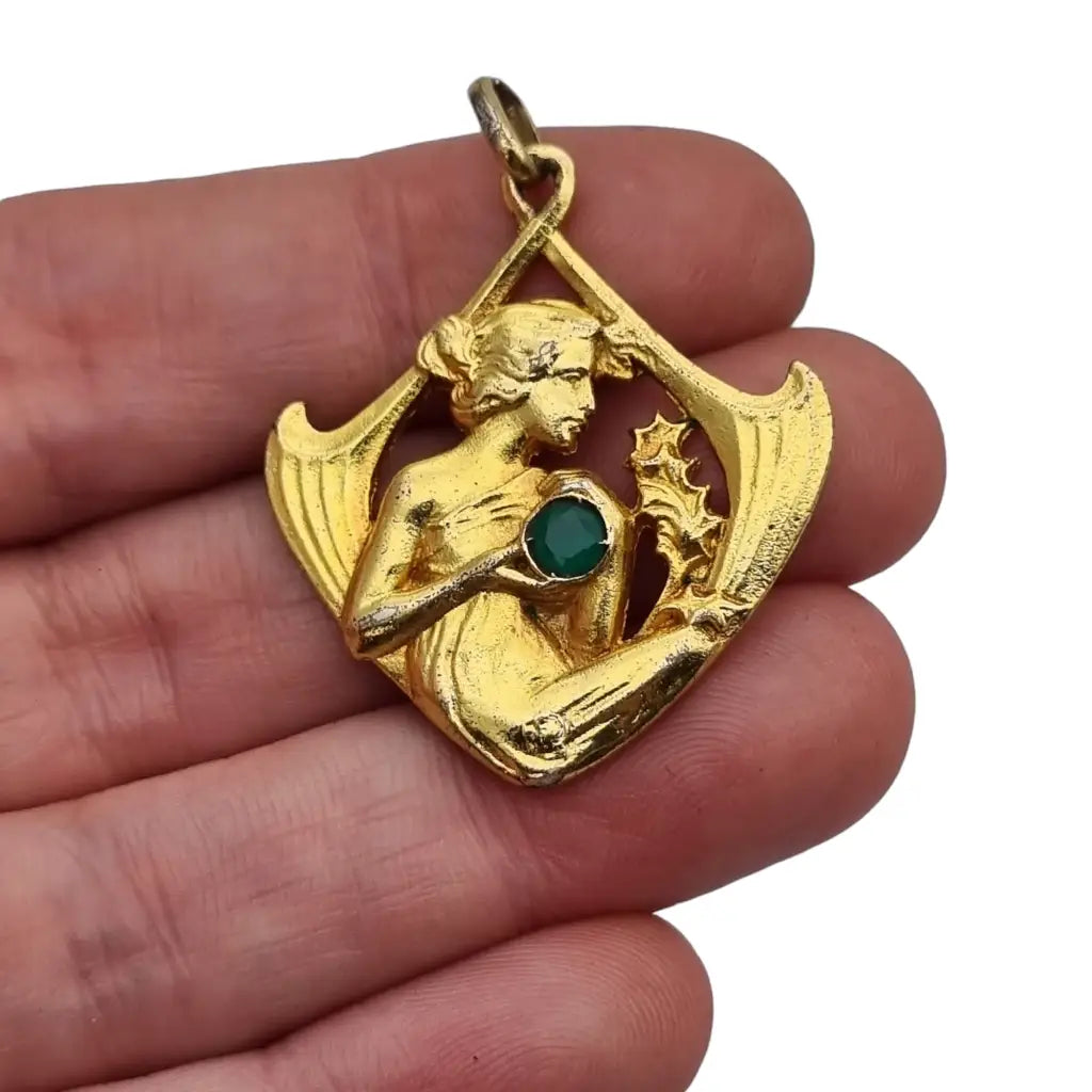 Colgante art nouveau en plata dorada con mujer y piedra verde estilo modernista