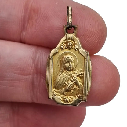 Colgante virgen dorada modernista medalla religiosa marca oria. - LaBizarreSusu