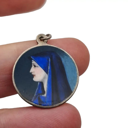 Colgante religioso de virgen maría en plata y esmalte azul. - LaBizarreSusu