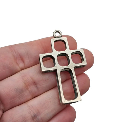 Cruz de plata vintage efecto tridimensional joyería religiosa años 70.