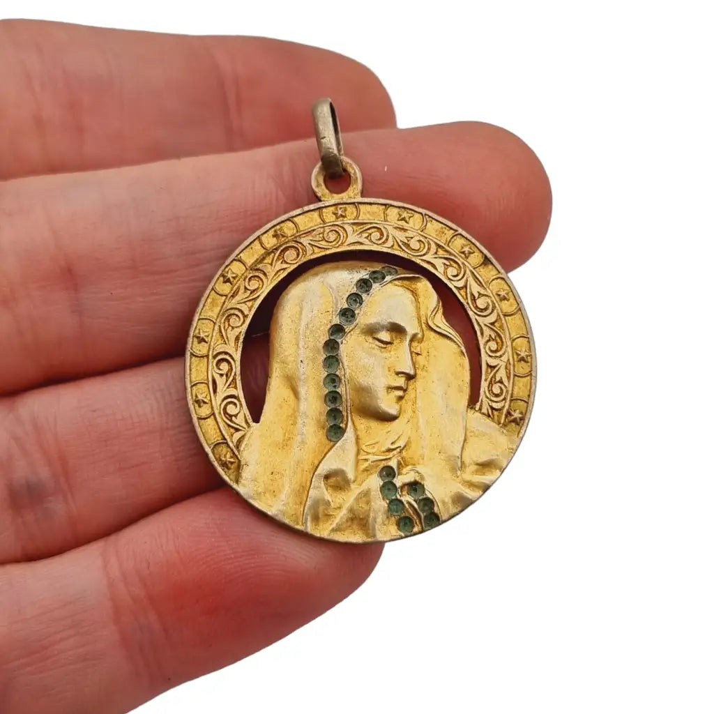 Medalla de la virgen art nouveau plata dorada 1900 joyería para regalar.