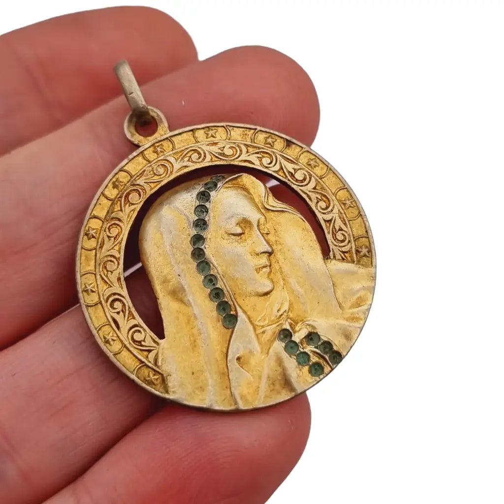 Medalla de la virgen art nouveau plata dorada 1900 joyería para regalar.