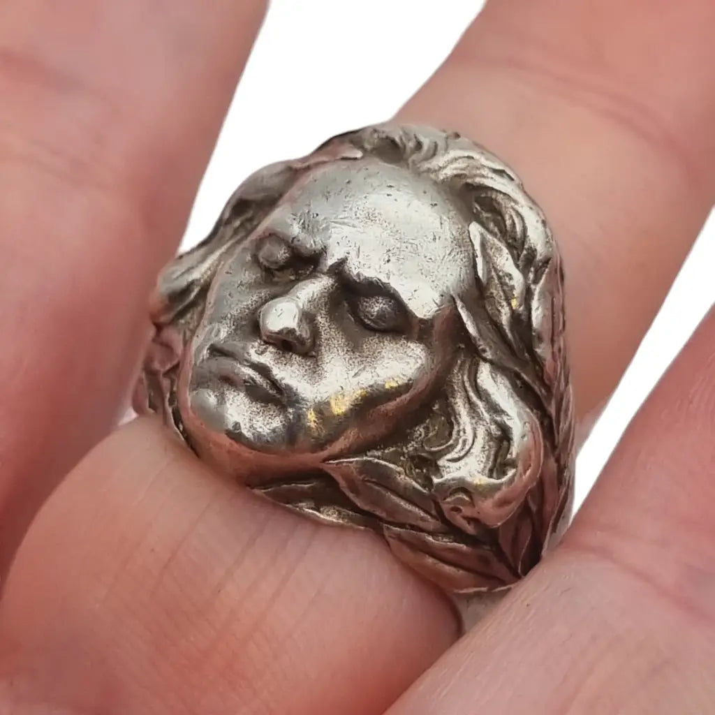 Anillo beethoven de plata busto del compositor alemán ludwig van beethoven.