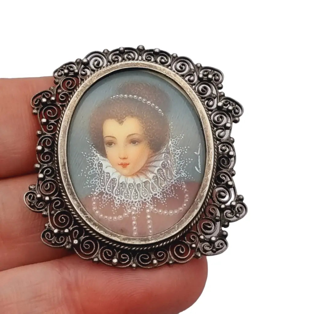 Broche victoriano con miniatura pintada a mano y filigrana de plata esterlina.