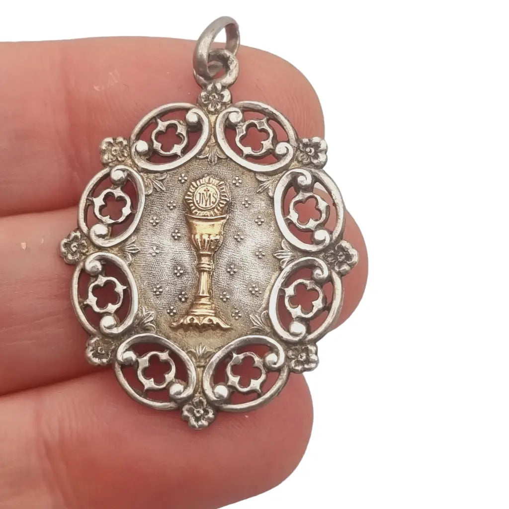 Medalla religiosa de plata art nouveau con cáliz comunión en oro regalos