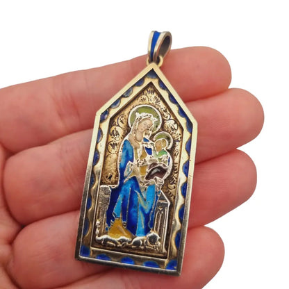 Medalla virgen art nouveau en plata dorada y esmalte azul modernismo religioso.