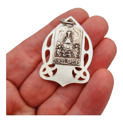 Medalla religiosa modernista en plata y nácar de nuestra señora