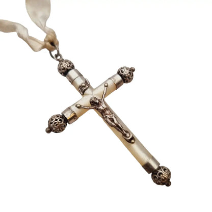 Cruz francesa antigua de filigrana plata y nácar cruces católicas 1900.