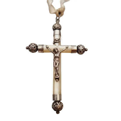 Cruz francesa antigua de filigrana plata y nácar cruces católicas 1900.