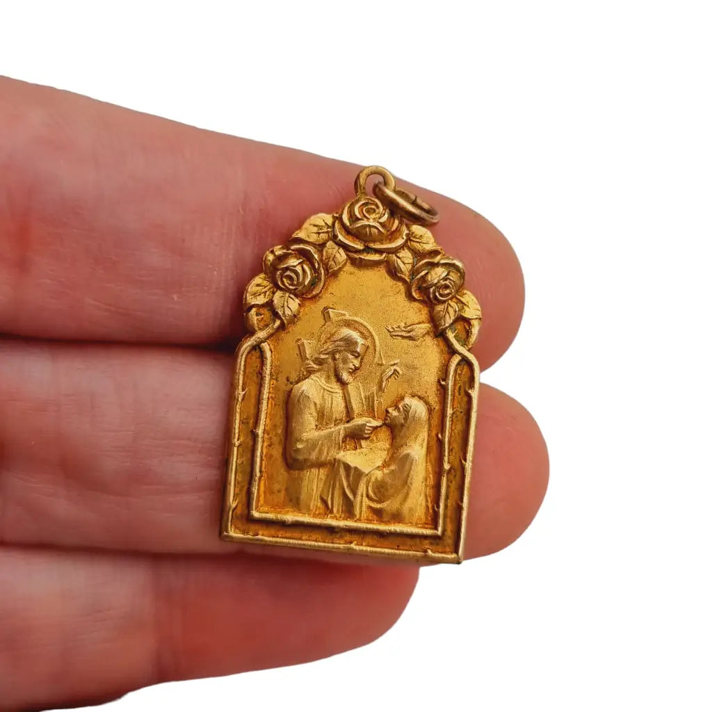 Antiguo colgante religioso art nouveau dorado con flores 1930 regalo católico.