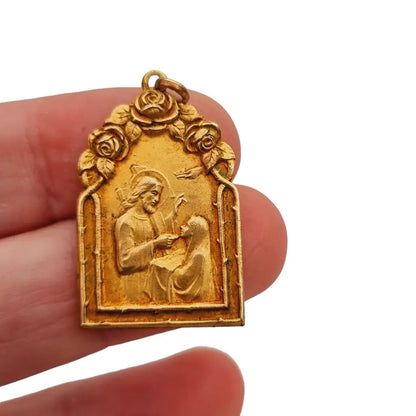 Antiguo colgante religioso art nouveau dorado con flores 1930 regalo católico.