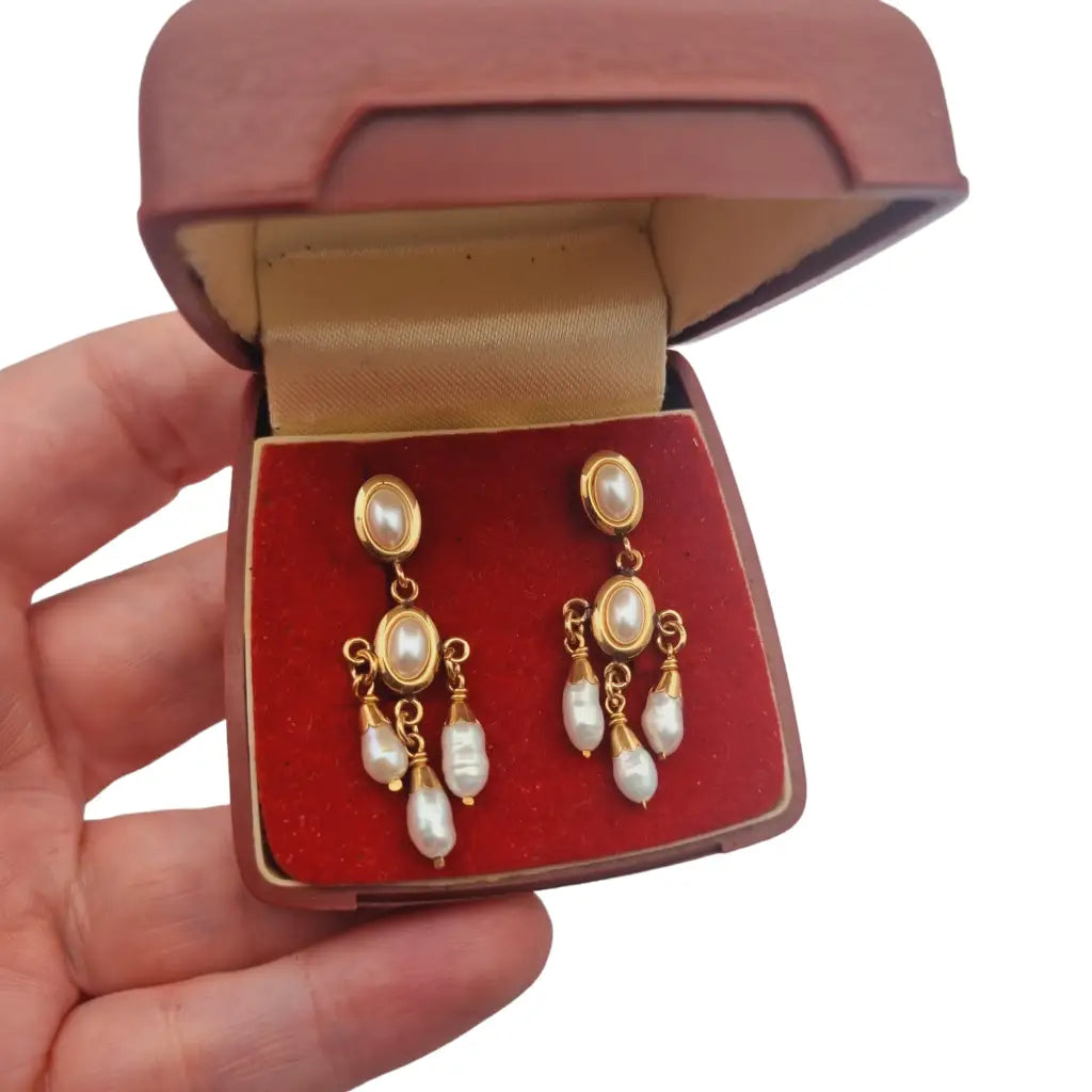 Pendientes lágrima dorados vintage cascada de perlas para novias en su caja.