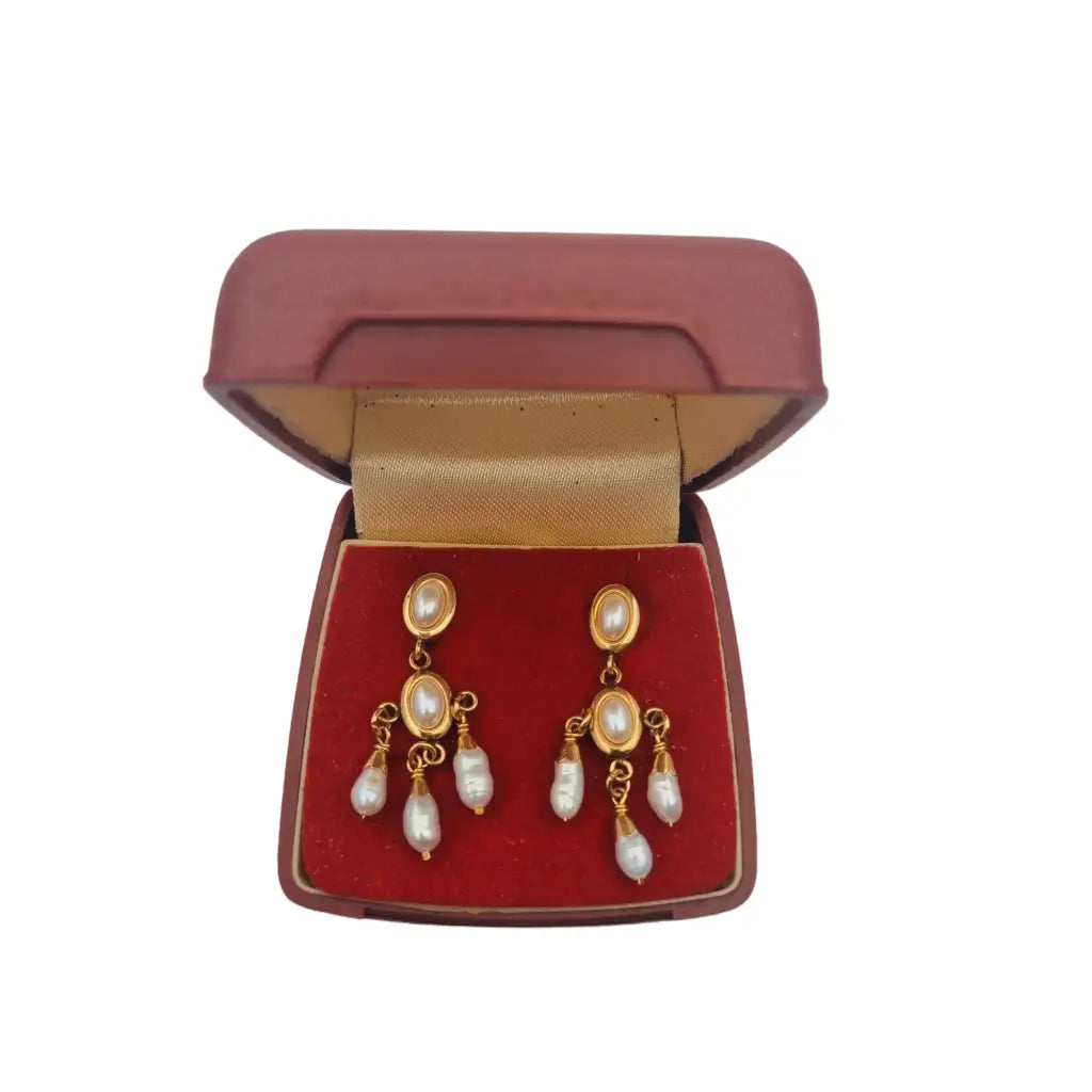 Pendientes lágrima dorados vintage cascada de perlas para novias en su caja.