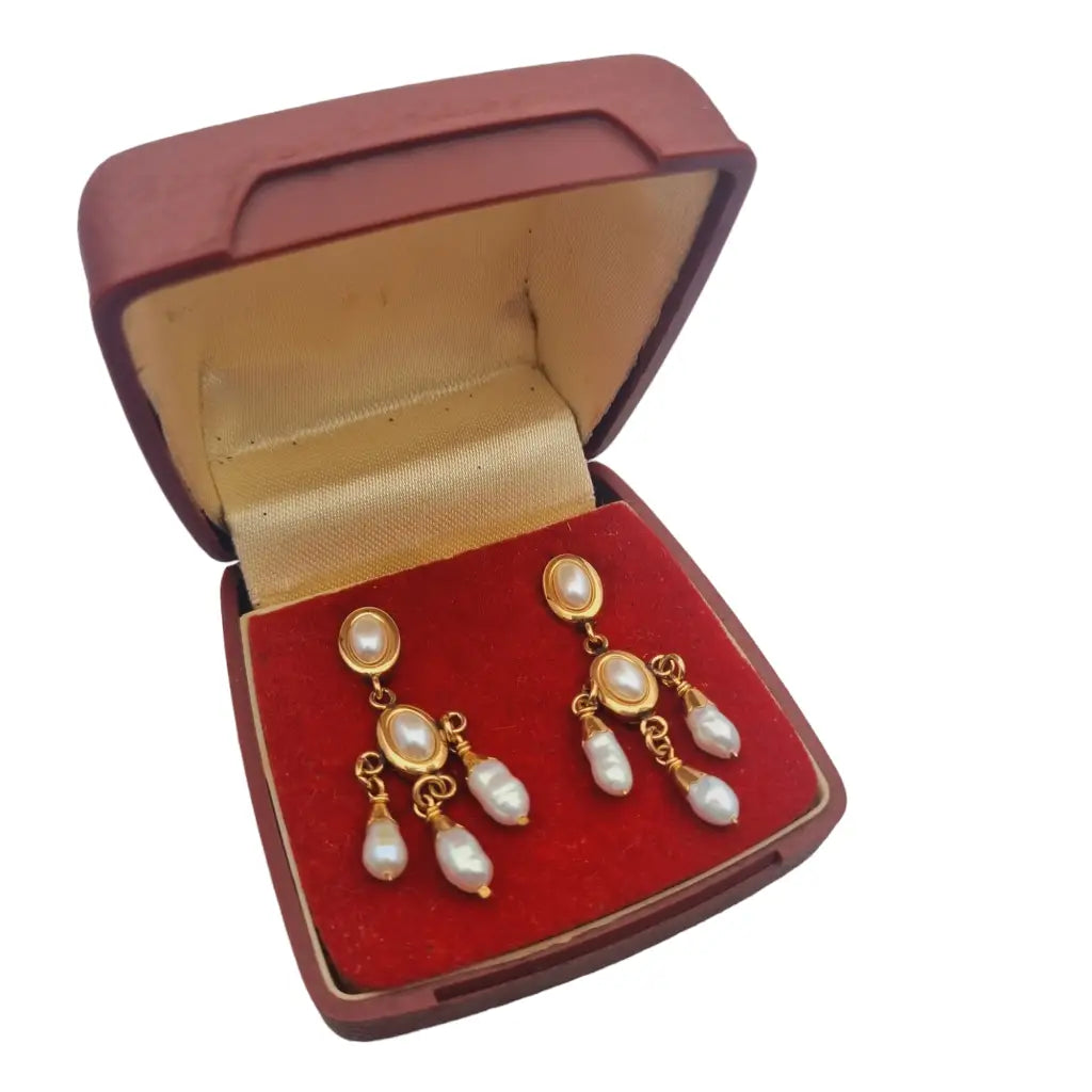 Pendientes lágrima dorados vintage cascada de perlas para novias en su caja.