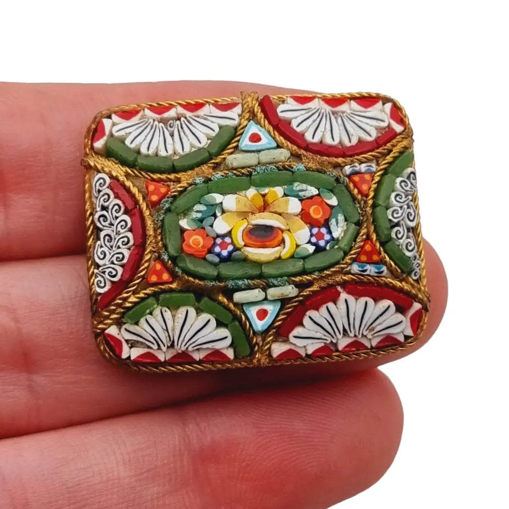 Broche rectangular de micromosaico decoración floral verde y roja joyería