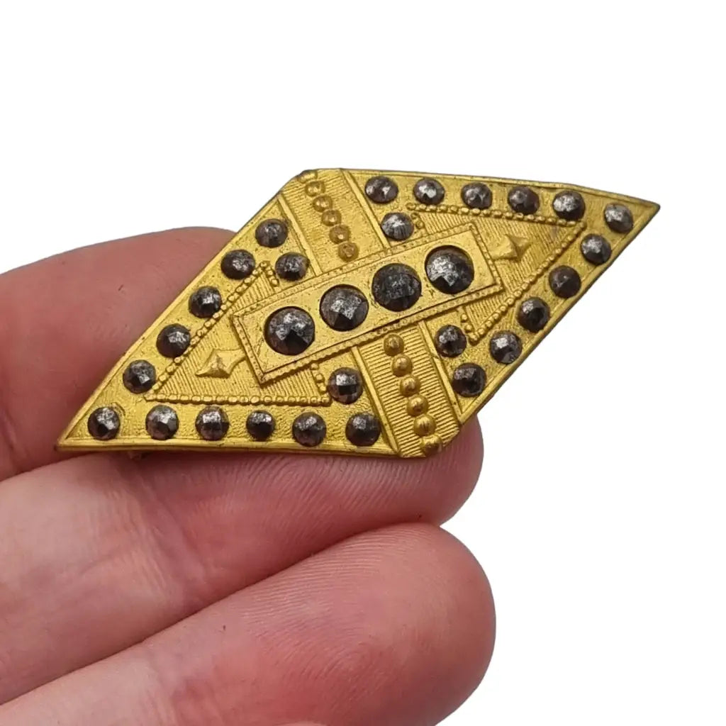 Broche art déco vintage dorado remachado para mujer en forma de diamante.