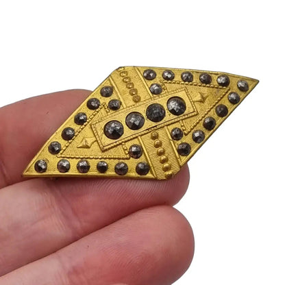 Broche art déco vintage dorado remachado para mujer en forma de diamante.