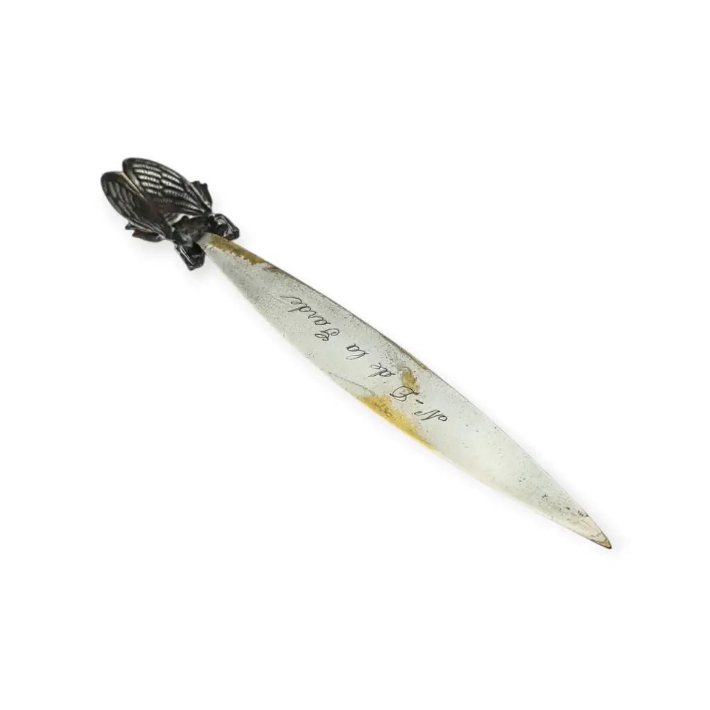 Abrecartas vintage con cigarra en relieve y medalla religiosa de Notre-Dame