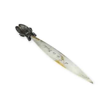 Abrecartas vintage con cigarra en relieve y medalla religiosa de Notre-Dame