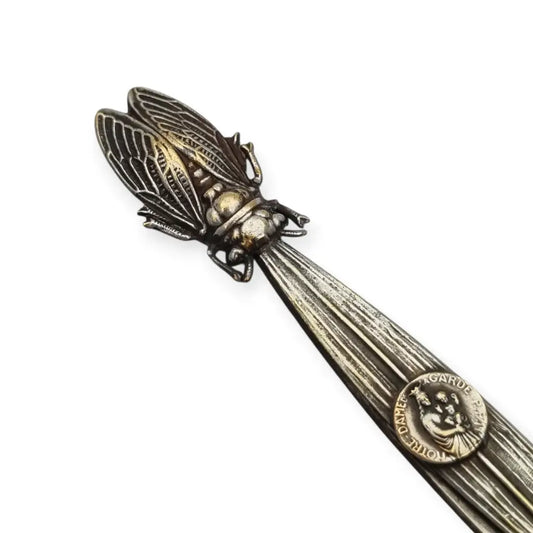 Abrecartas vintage con cigarra en relieve y medalla religiosa de Notre-Dame