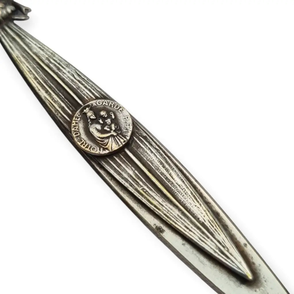 Abrecartas vintage con cigarra en relieve y medalla religiosa de Notre-Dame